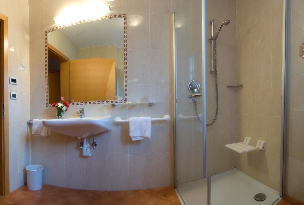צ'רמס Hotel Loewenwirt חדר תמונה
